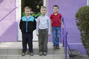 Tres gracioso Niños desde jardín de infancia. Tres camaradas. foto
