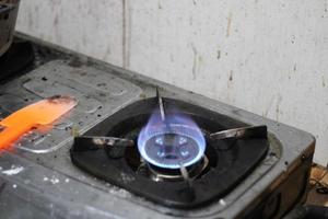 foto de gas estufa Encendiendo azul fuego