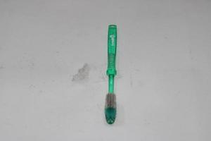 foto de un ligero verde cepillo de dientes