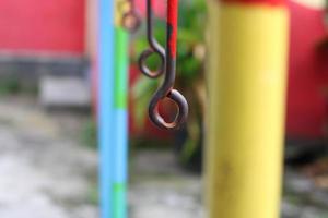 foto de un antiguo hierro percha en un para niños patio de recreo