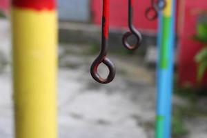 foto de un antiguo hierro percha en un para niños patio de recreo