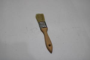 foto de un amarillo cepillo hecho de madera con un blanco antecedentes