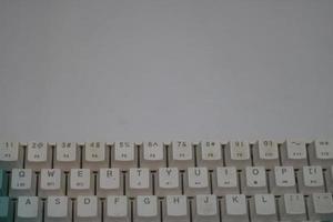 foto de un blanco y ligero azul computadora teclado