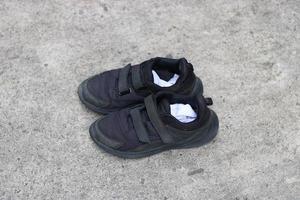 foto de negro Zapatos desgastado en el calle