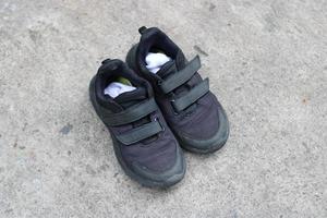 foto de negro Zapatos desgastado en el calle