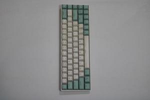 foto de un blanco y ligero azul computadora teclado