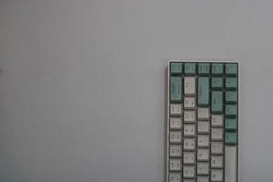 foto de un blanco y ligero azul computadora teclado