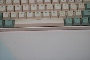 foto de un blanco y ligero azul computadora teclado