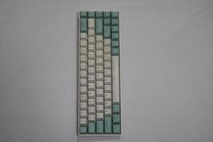 foto de un blanco y ligero azul computadora teclado