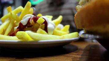 francese patatine fritte con ketchup e Maionese video