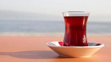 Trinken Türkisch Tee mit Meer Aussicht video