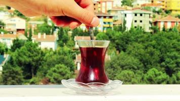 Mischen und Trinken ein Tasse von Türkisch Tee, Trinken Türkisch Tee auf Zuhause Balkon mit Baum Sicht, selektiv Fokus, Istanbul Truthahn video