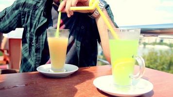 ung man dricka citronsaft i Kafé video