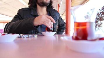 bebendo turco chá dentro uma cafeteria video