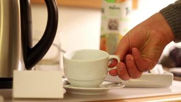 Bebiendo un taza de té, Bebiendo un taza de té con tetera hervido agua cuando usted despertar arriba a el hotel, selectivo atención video