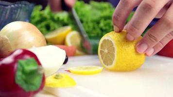 Mens maken salade in keuken video