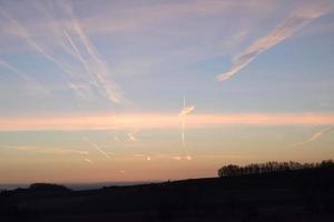 rosado líneas en amanecer cielo foto