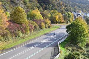 la carretera mediante un vistoso Valle en otoño foto