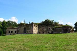 ruina de fuerte asterstein en un parque en koblenz foto