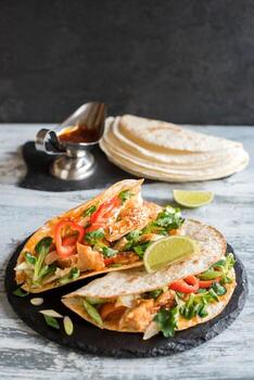 burrito con pollo carne foto