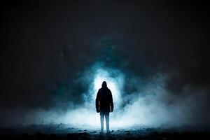 un hombre caminando en el niebla en el la carretera. brumoso noche. generativo ai foto