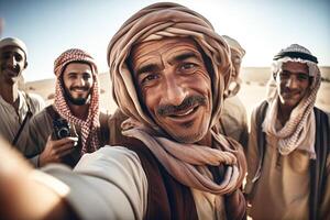 un beduino tomando autofotos un árabe hombre en un arafat es tomando un imagen de él mismo y su amigos con un sonrisa en su rostro. generativo ai foto