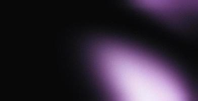 púrpura luces borroso gradientes en oscuro granoso fondo, brillante ligero Mancha en negro, Copiar espacio foto