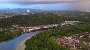 aereo Visualizza mossa verso pesca villaggio bukit tamburo, Penang nel sera video