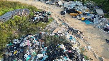 el desbordante industrial basura tener resultado en un ilegal basura vertedero. video