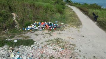 Actie vooruit onwettig onzin dump buitenshuis. groep van kraaien vlieg in de omgeving van video