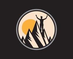 montaña y hombre logo ilustración vector