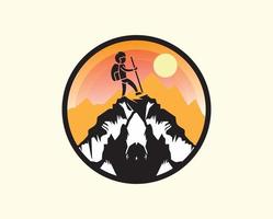 montaña y hombre circulo logo vector