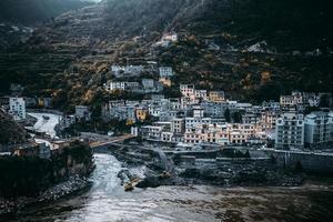 orilla pueblo en el montañas de Sichuan provincia foto