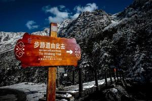 sendero señalización en alpino escénico área, sichuan, China foto