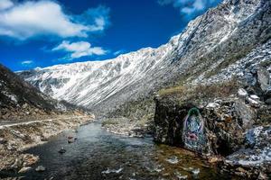 Roca tallas y pinturas de tibetano Buda estatuas en el montañas de occidental sichuan, China foto