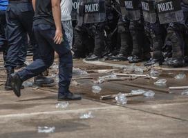 alboroto policía chocaron con el manifestantes foto