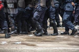 alboroto policía chocaron con el manifestantes foto