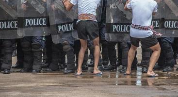 alboroto policía chocaron con el manifestantes foto