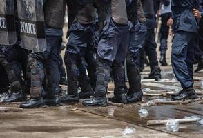 alboroto policía chocaron con el manifestantes foto