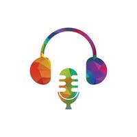 podcast micrófono y auricular logo diseño. auriculares con micrófono icono. vector