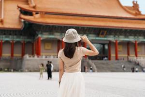 mujer viajero visitando en Taiwán, turista con sombrero Turismo en nacional chiang kai shek monumento o salón libertad cuadrado, taipei ciudad. punto de referencia y popular atracciones Asia viaje concepto foto