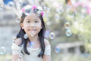 linda niña sonrisa con burbuja sopa foto