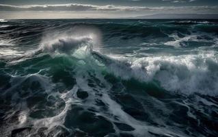 aéreo ver de Tormentoso Oceano olas con espuma y salpicaduras foto