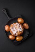 delicioso Fresco Pascua de Resurrección pastel con frutas y Pasas foto