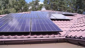 techo de un casa con fotovoltaica solar paneles para renovable energía foto