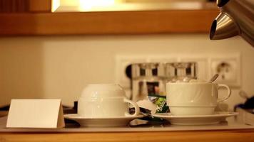 preparando uma copo do chá com usando a chaleira às hotel, beber uma copo do chá rapidamente às hotel, seletivo foco video