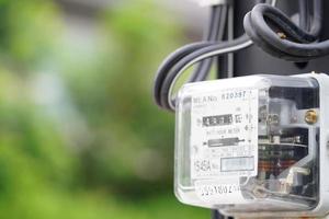 Medidor de potencia eléctrica para medir el costo de energía en el hogar y la oficina. foto
