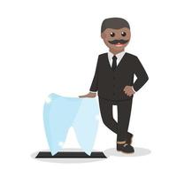 dentista africano en pie junto a grande diente diseño personaje en blanco antecedentes vector