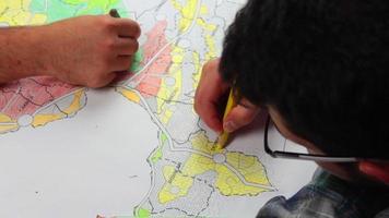 städtisch Planer Studenten Studie ihr Stadt Planung Hausaufgaben zusammen, Studenten Gemälde Karte nach Stadt Planung Karte ist gezeichnet, selektiv Fokus video