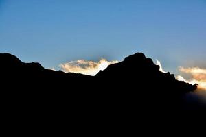 un montaña silueta foto